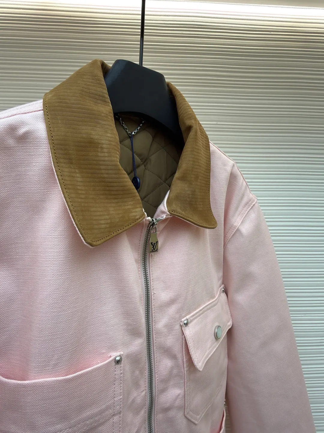 LOUIS VUITTON spliced lapel jacket ●Authentic product: purchased and developed by 27991 ●Item number: 1680418-C40 ●Fabric: denim fabric ●Technology: made on positioning cutting machine ●Version: fitted version ●Weight: about 1110 grams ●Size: 44-46-48-50-52 ●Description: Made of customized cotton fabric! The texture is great, soft and strong to the touch, not only comfortable to wear, but also very durable! The pink is dyed evenly, with no color blocks or fading, and the color fastness is strictly controlled! The hem pockets are decorated with leather labels, the writing is clear and neat, the thickness and spacing of the fonts are consistent with yb, the details are perfectly controlled! The spliced lapel design, the overall routing is straight and delicate, the fabric is comfortable and soft, the color is consistent and there is no color difference It can be matched with the same style to create a fashionable look, and can be used in various occasions. Customized accessories, complete with three standards, same style for men and women!